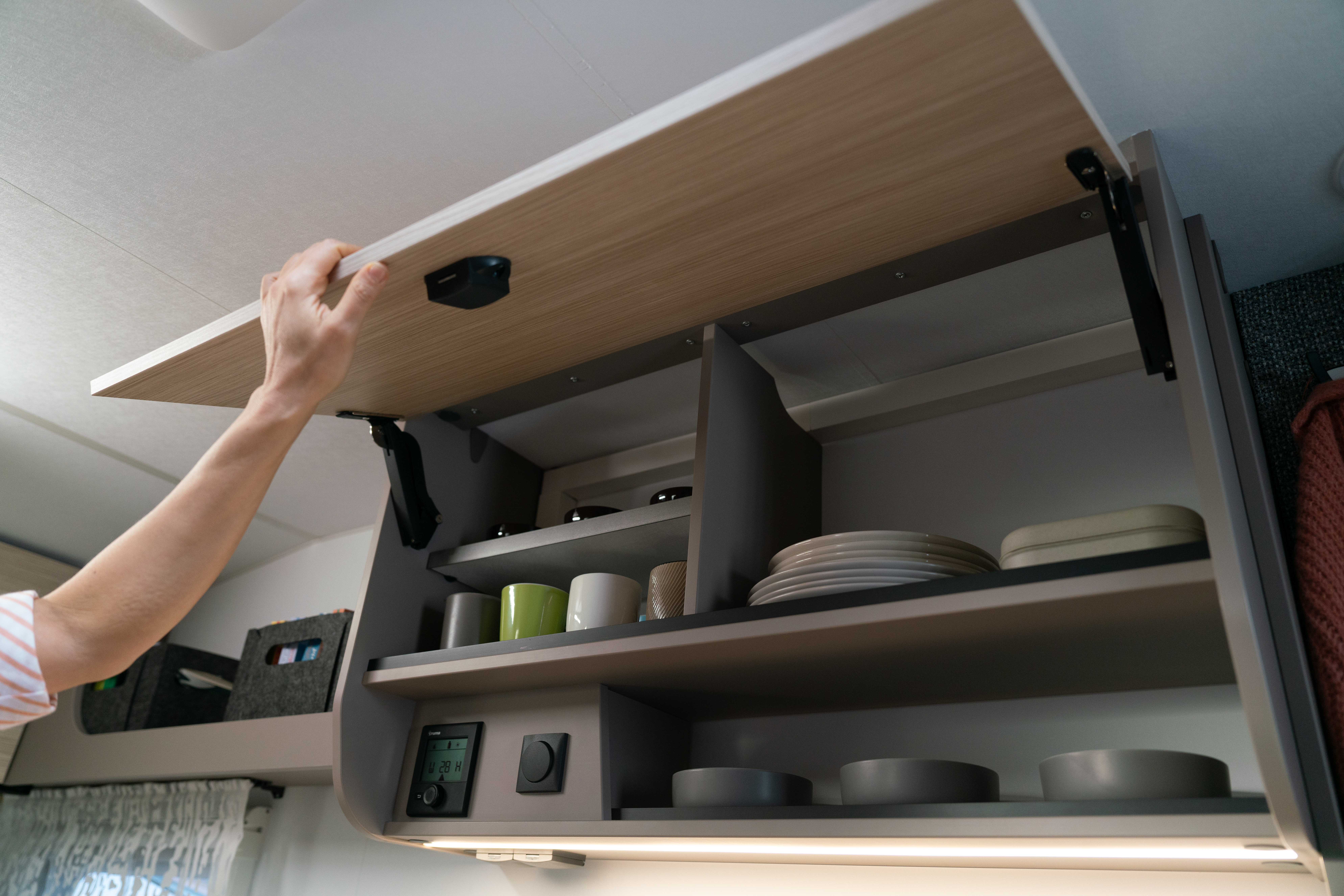 Schrank mit Soft-Close und Geschirr