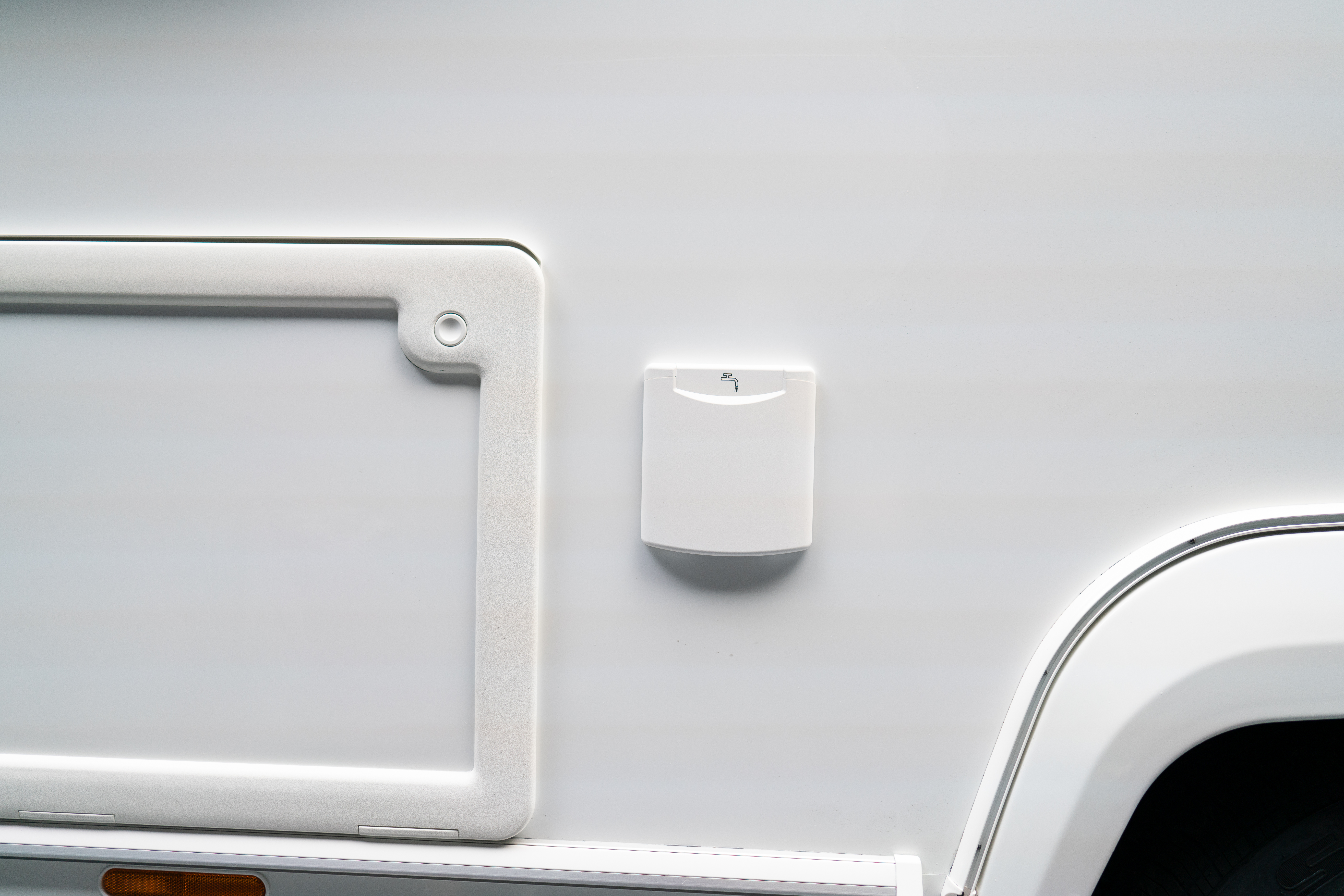 Wassertankbefüllung von außen mit abgeschlossenem Deckel