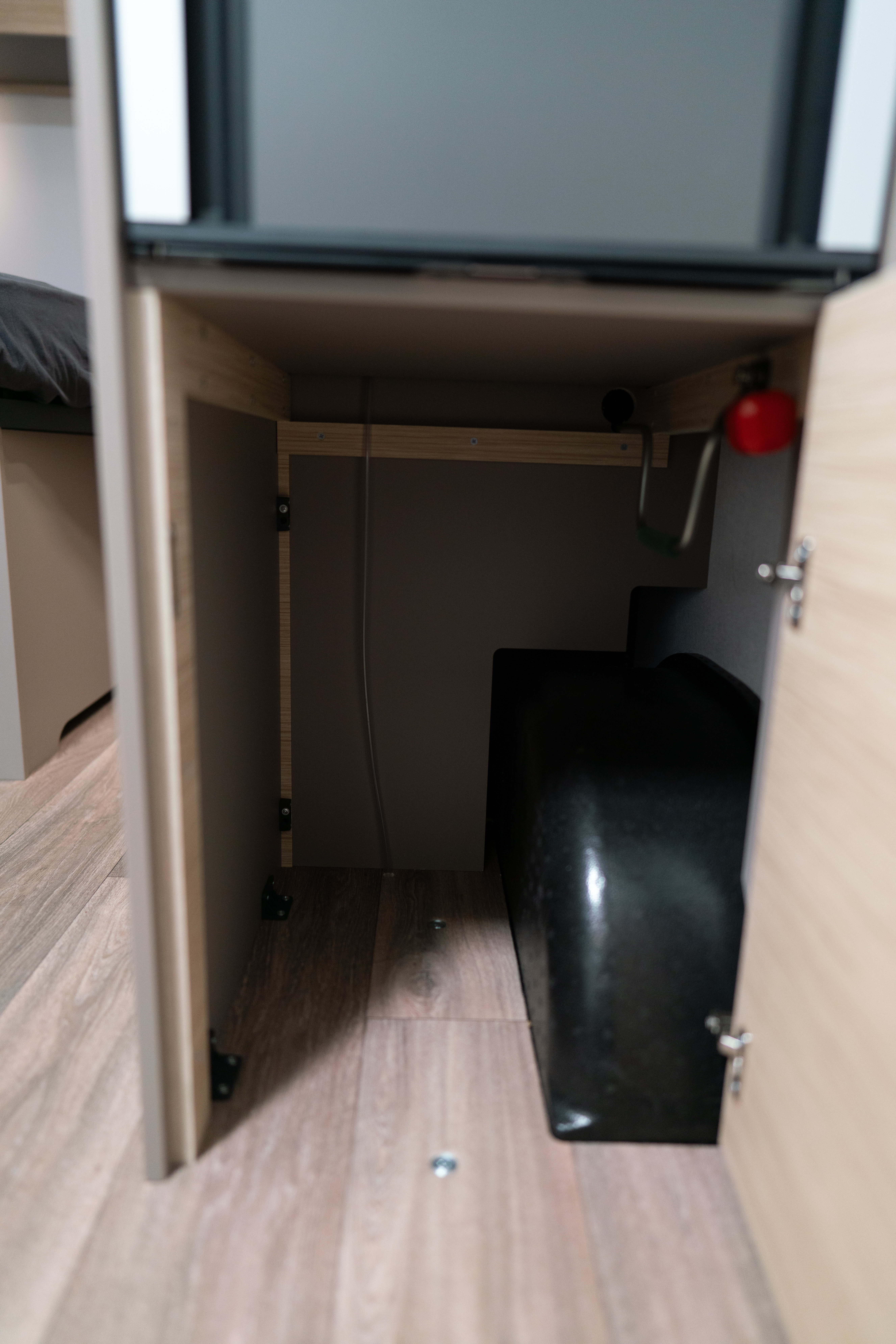 Stauraum unter dem Kühlschrank für kleine Wohnwagen